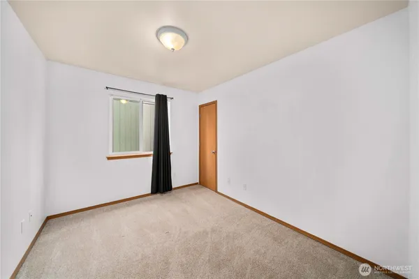 a view of empty room with window