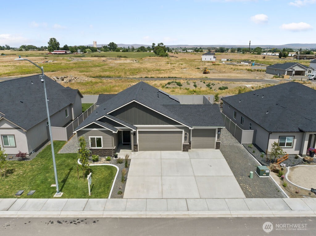 231 Shrute Road Prosser, WA 99350 - Photo 32 of 36 a view of a patio with a table and chairs