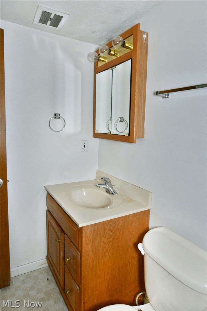 3020 North River Road Northeast, Unit G2 Warren, OH 44483 - Photo 25 of 29 Bathroom with tile floors, toilet, and vanity