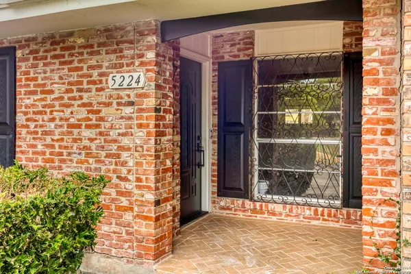 a view of entryway with a door
