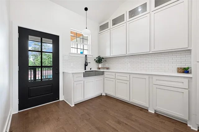 $380,000 | 203 Dwire Drive, La Porte, TX 77571