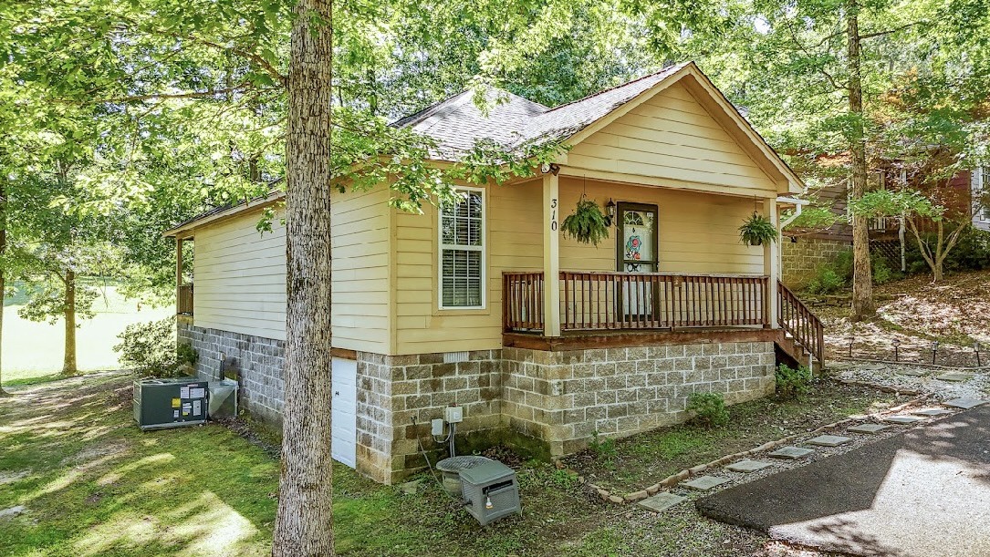 a view of a small house with yard