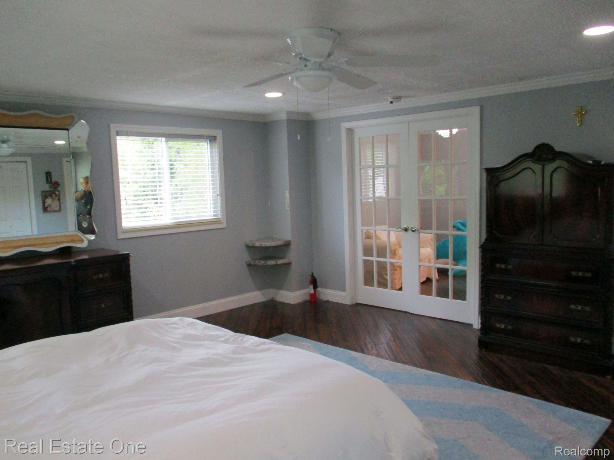 3195 Hessel Avenue Rochester, MI 48307 - Photo 24 of 36 IMG_2374.jpg