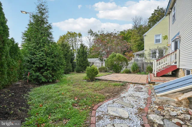 a view of a yard with cars