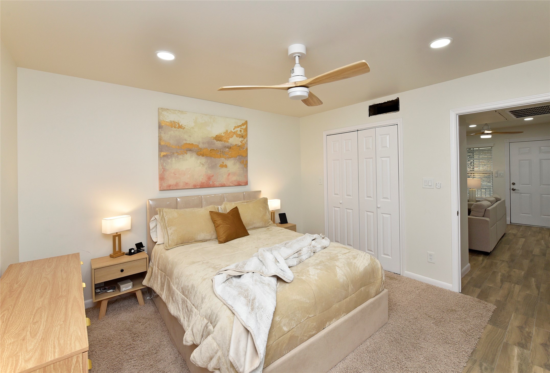 3224 Timmons Lane, Unit 112 Houston, TX 77027 - Photo 27 of 30 a bedroom with a bed and a painting on the wall