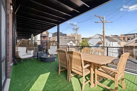 $1,895,000 | 1340 West Chestnut Street, Unit 401, Chicago, IL 60642