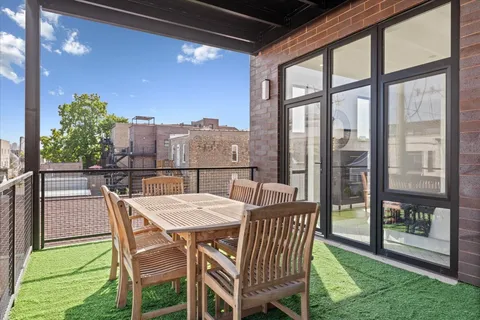 $1,895,000 | 1340 West Chestnut Street, Unit 401, Chicago, IL 60642