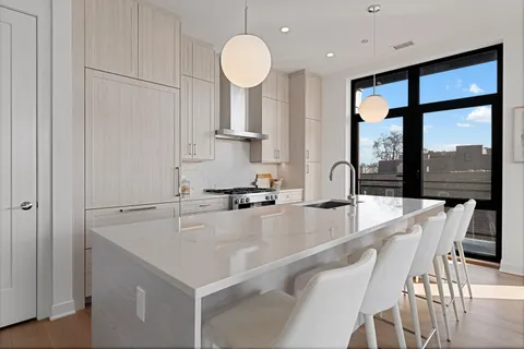 $1,895,000 | 1340 West Chestnut Street, Unit 401, Chicago, IL 60642