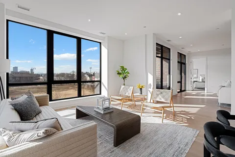 $1,895,000 | 1340 West Chestnut Street, Unit 401, Chicago, IL 60642