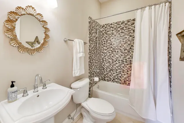 $645,000 | 2752 West Argyle Street, Unit 4, Chicago, IL 60625