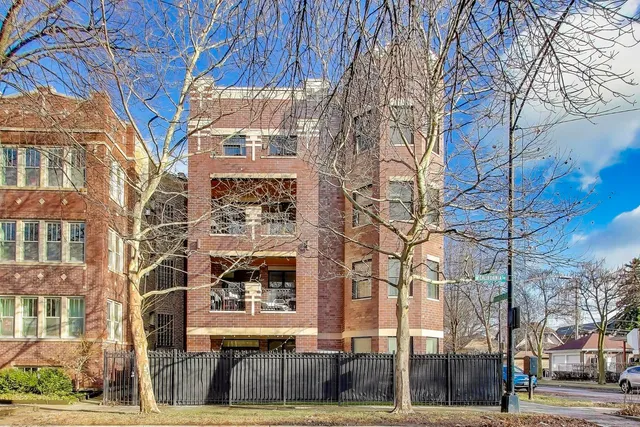 $645,000 | 2752 West Argyle Street, Unit 4, Chicago, IL 60625