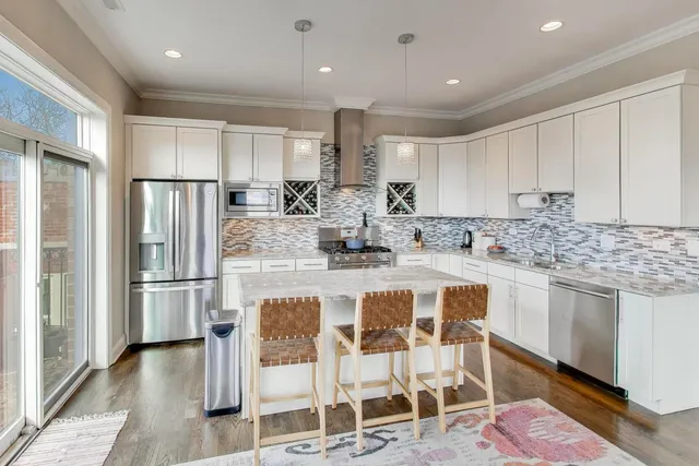 $645,000 | 2752 West Argyle Street, Unit 4, Chicago, IL 60625