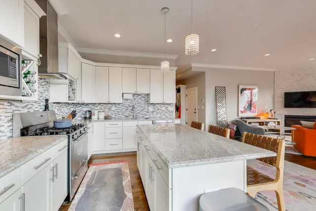 $645,000 | 2752 West Argyle Street, Unit 4, Chicago, IL 60625