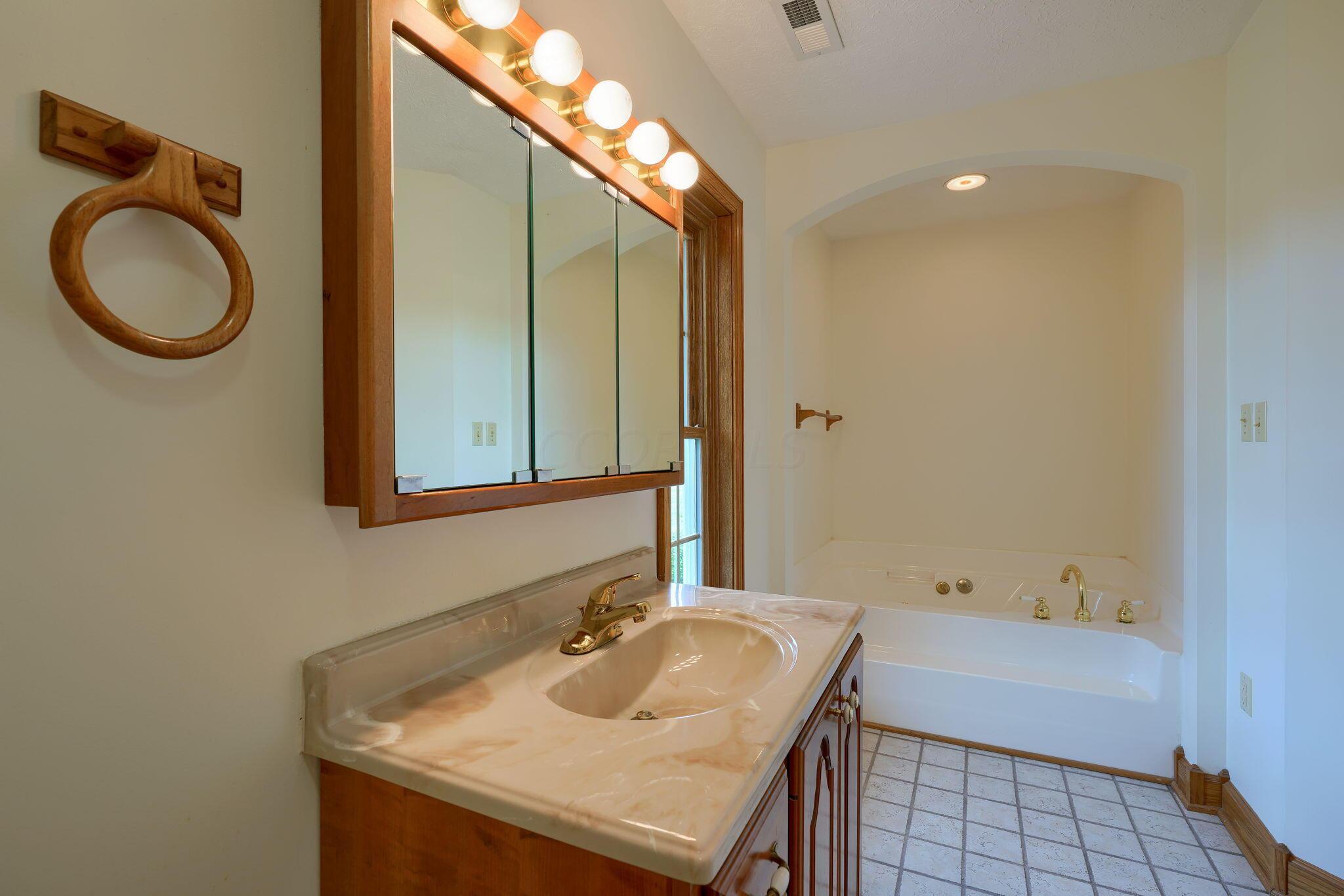 3726 Sulphur Spring Road Kingston, OH 45644 - Photo 28 of 66 Spa tub