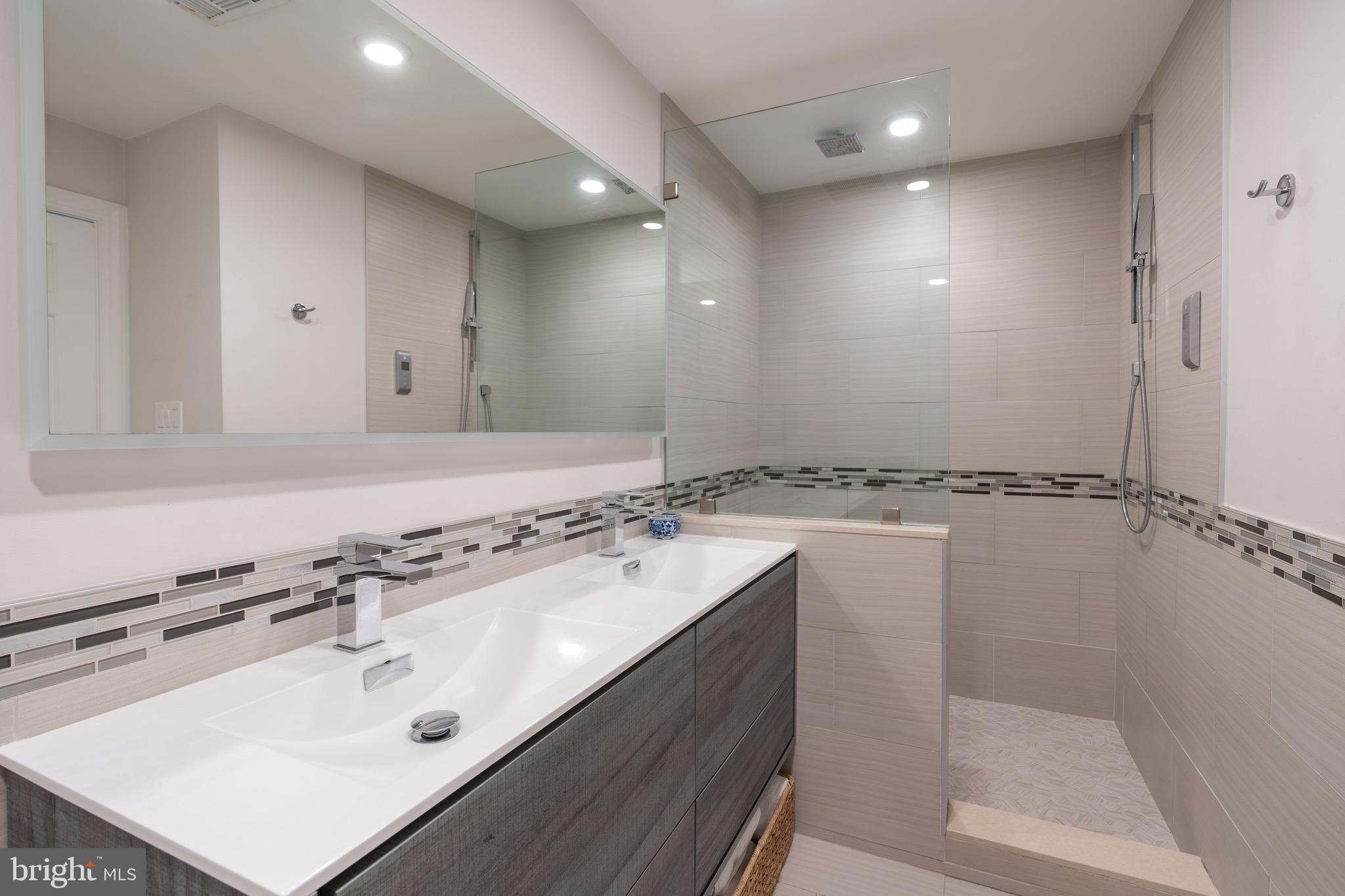 2115 S Street Northwest, Unit 3A Washington, DC 20008 - Photo 21 of 26 a bathroom with a sink mirror and a bathtub