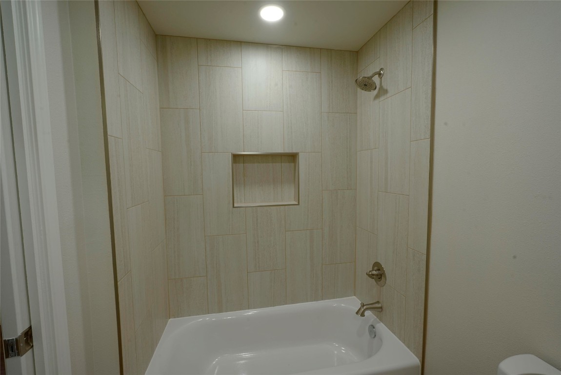 233 Harrison Street Longview, TX 75601 - Photo 12 of 24 a bathroom with a bathtub