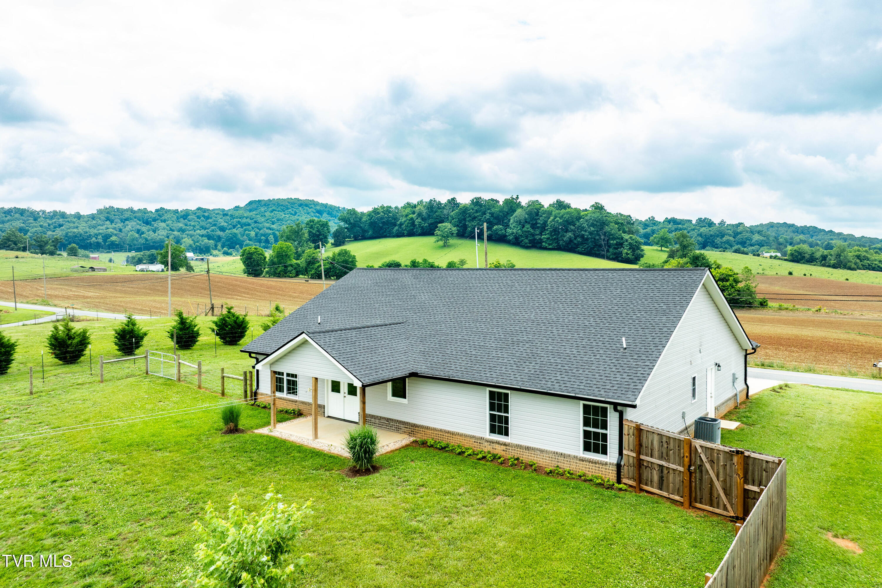 595 Pleasant Valley Road Jonesborough, TN 37659 - Photo 48 of 55 595 Pleasant Valley Road (21 of 72)