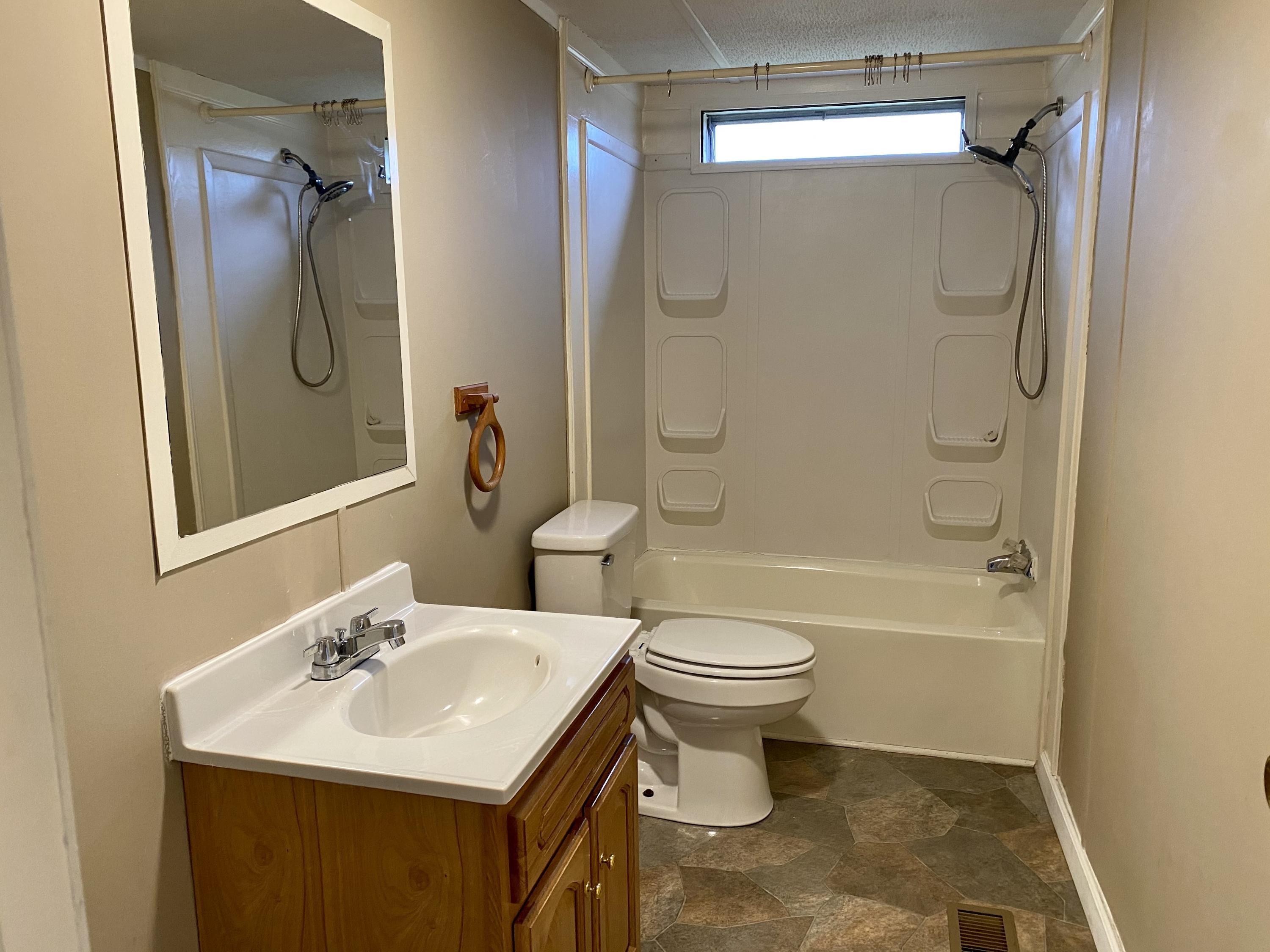 133 Copas Road Kingsport, TN 37663 - Photo 11 of 25 COPAS GUEST BATH