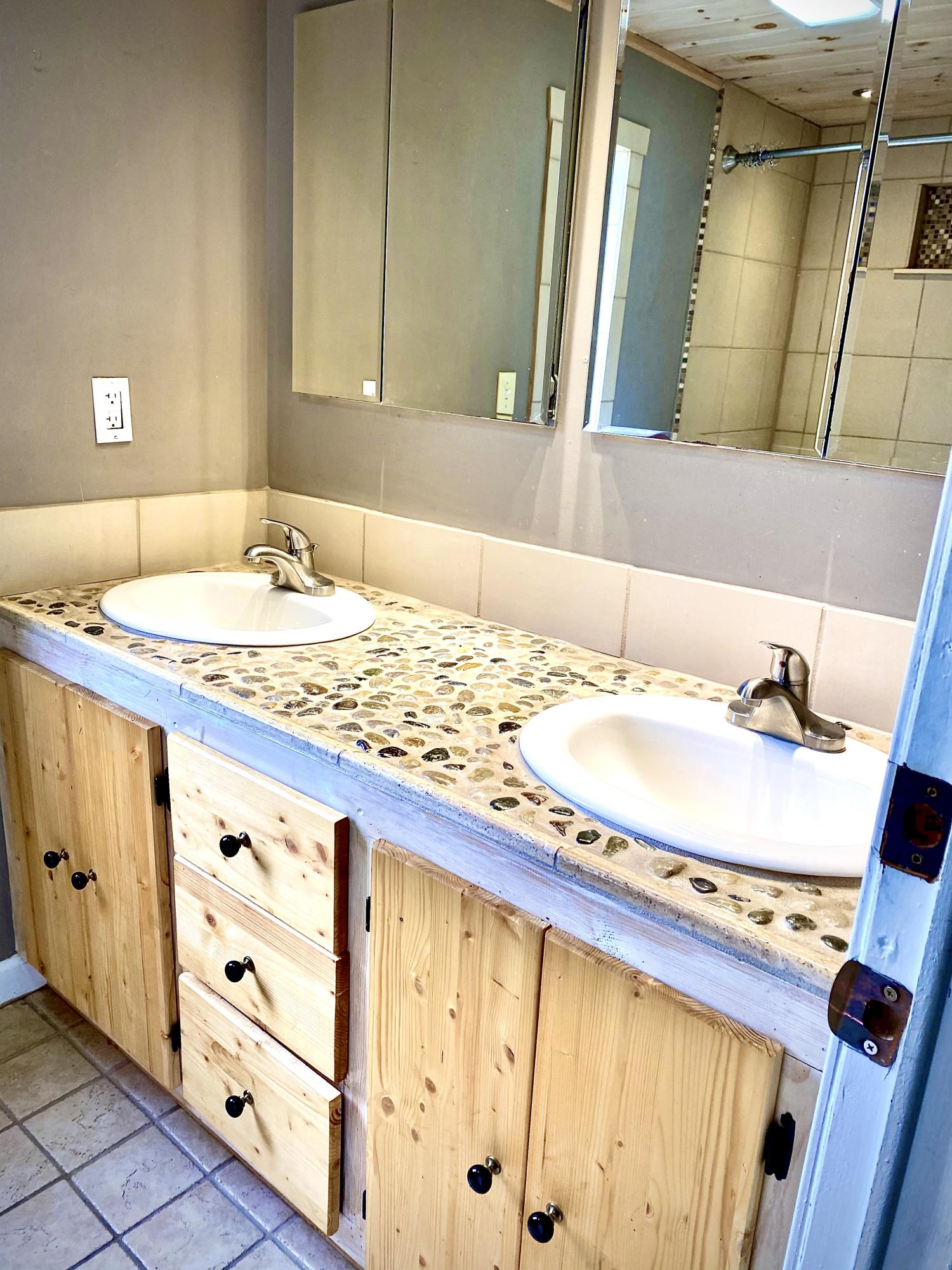 133 Copas Road Kingsport, TN 37663 - Photo 16 of 25 COPAS MASTER BATHROOM VANITY