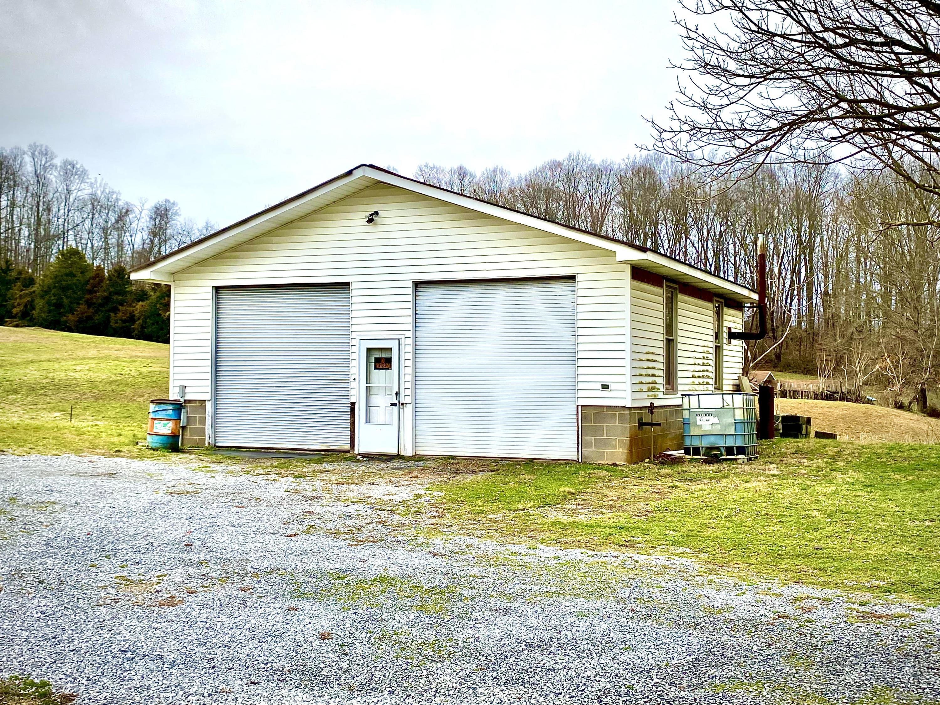 133 Copas Road Kingsport, TN 37663 - Photo 4 of 25 COPAS GARAGE FRONT