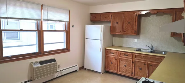 $1,600 | 2412 North 76th Avenue, Unit 3W, Elmwood Park, IL 60707