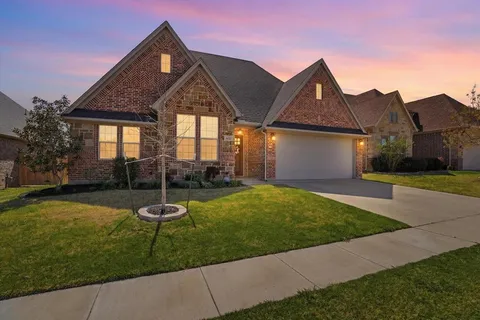 a view of a house with backyard and porch