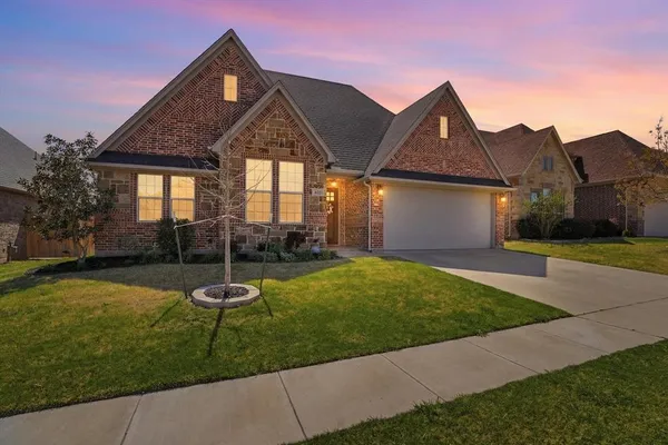 a view of a house with backyard and porch