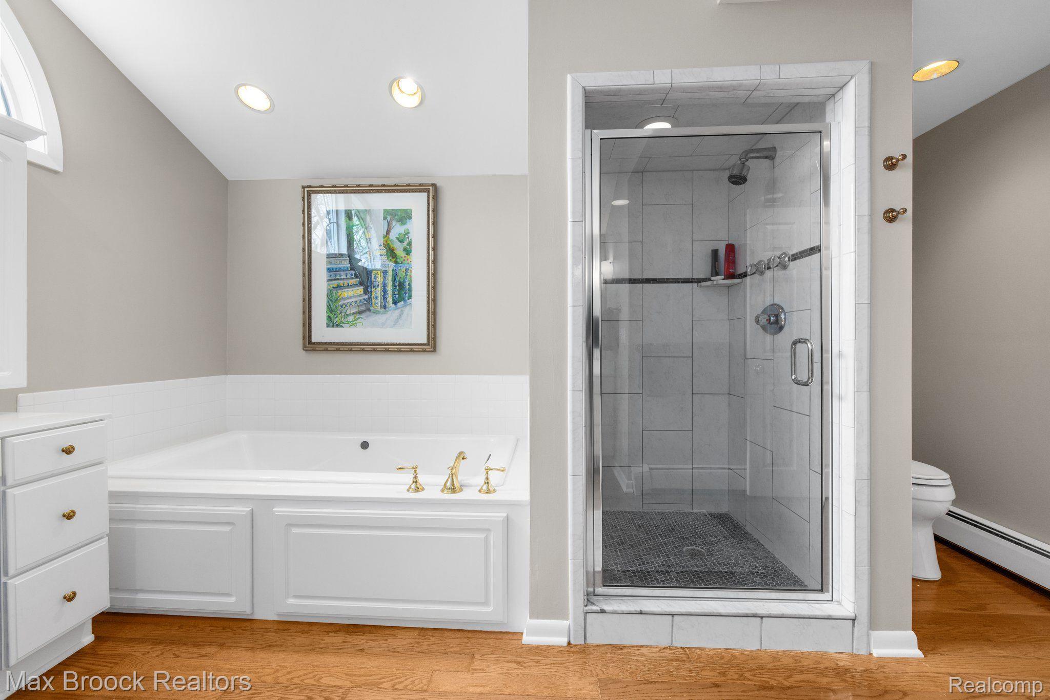 19921 Waltham Road Franklin, MI 48025 - Photo 23 of 39 Primary shower and tub