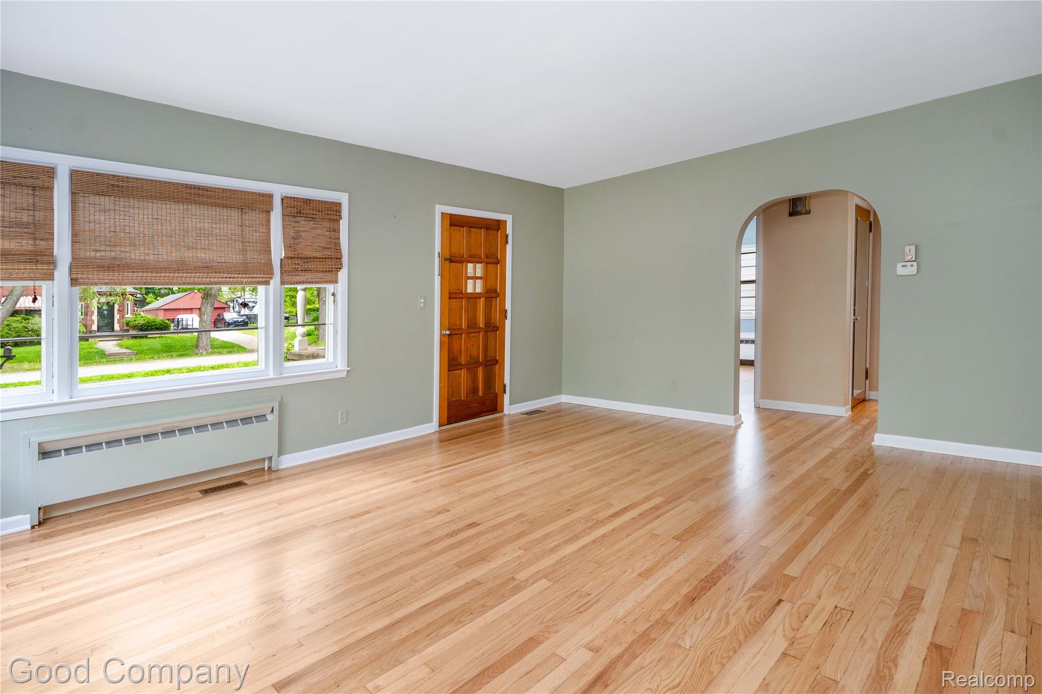 312 Dover Road Waterford, MI 48328 - Photo 8 of 24 LivingRoom01.jpg