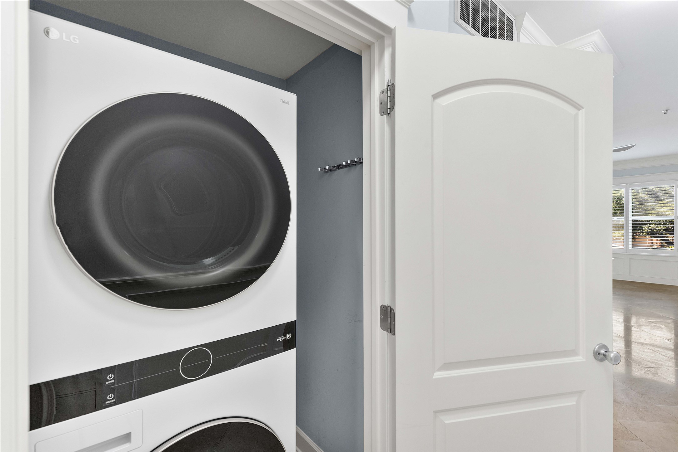 2802 Morrison Street, Unit 106 Houston, TX 77009 - Photo 31 of 35 Washer/dryer