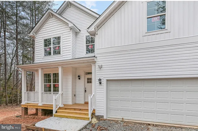 a small white building with a white roof