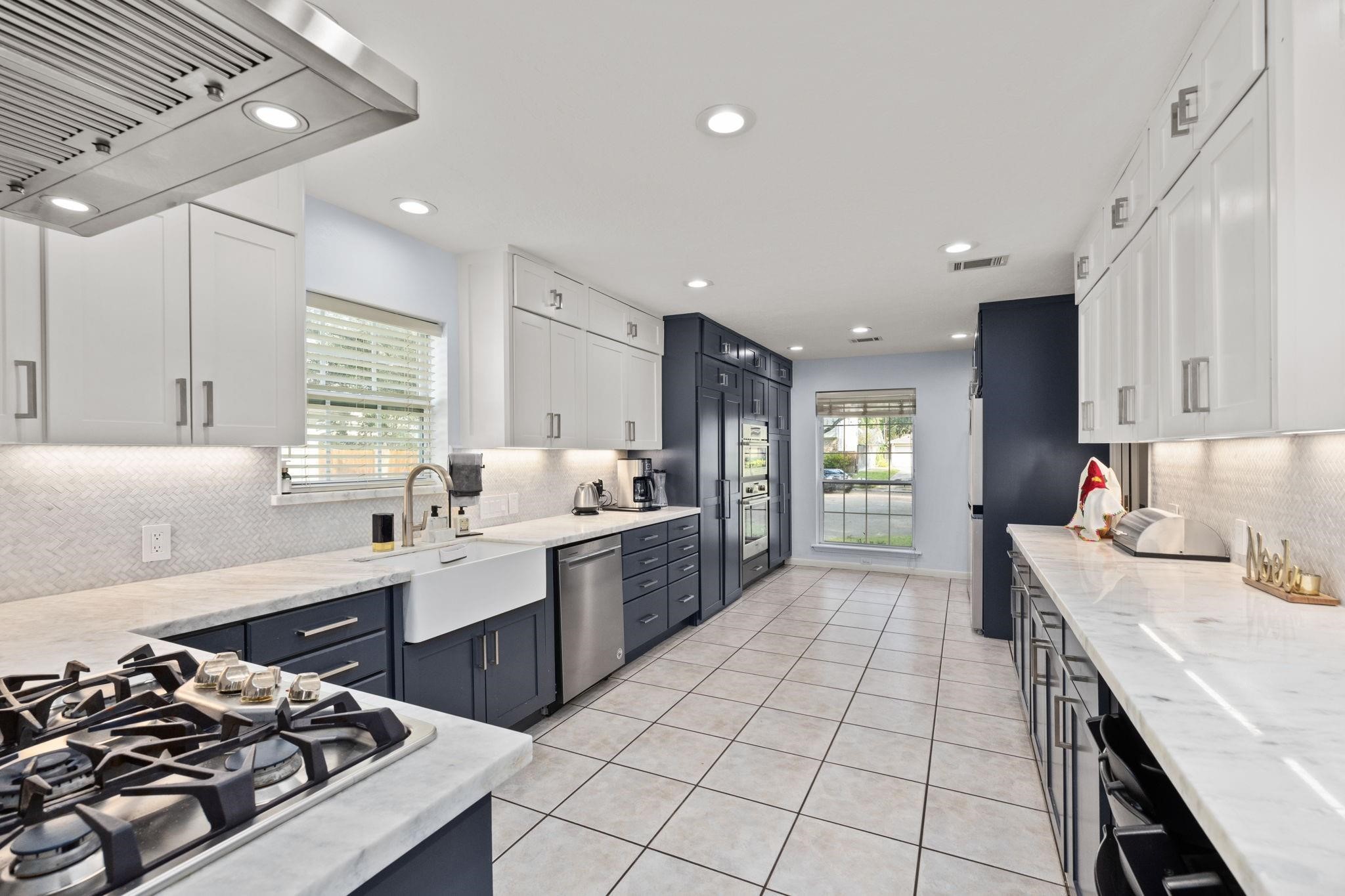 827 Thicket Lane Houston, TX 77079 - Photo 12 of 31 a kitchen with a sink a stove a refrigerator and a oven