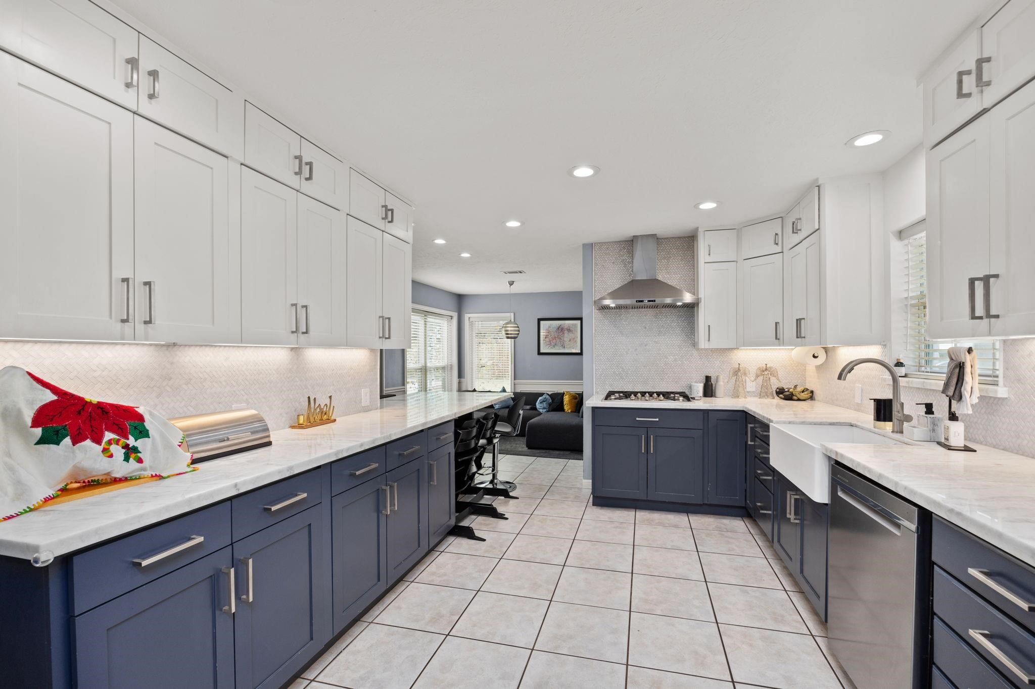 827 Thicket Lane Houston, TX 77079 - Photo 13 of 31 a large kitchen with stainless steel appliances lots of counter top space