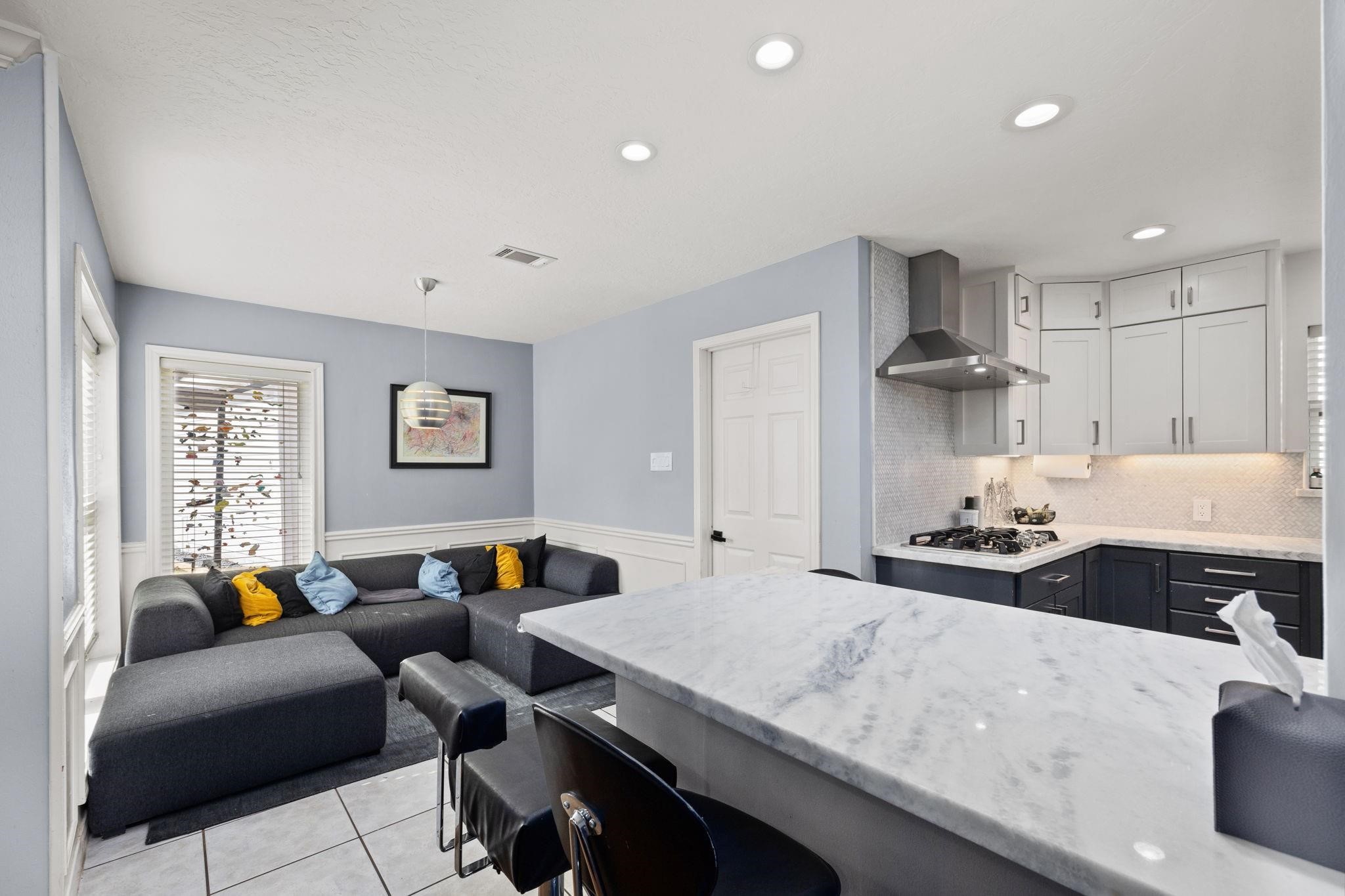 827 Thicket Lane Houston, TX 77079 - Photo 15 of 31 a living room with furniture and kitchen view