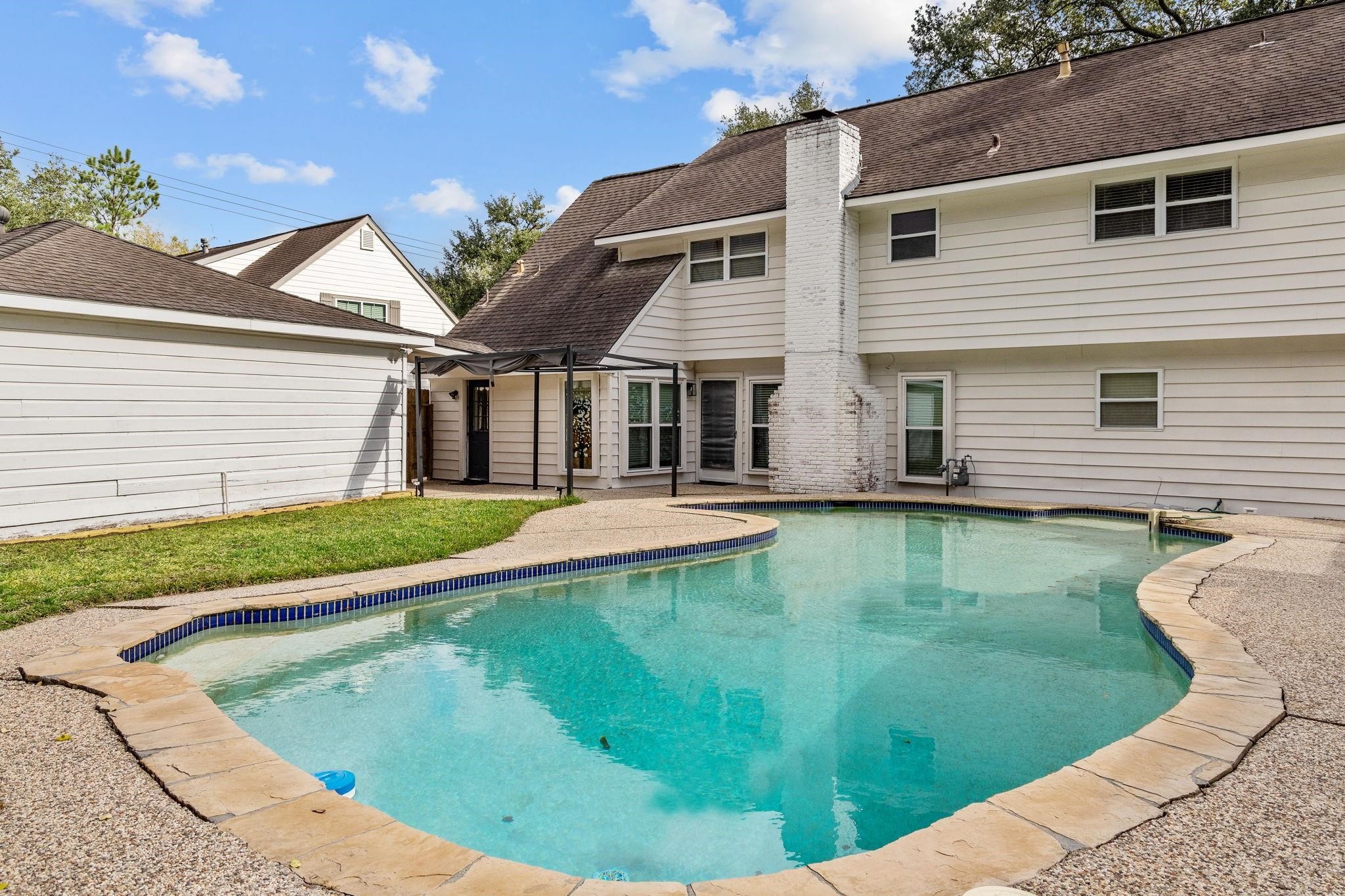 827 Thicket Lane Houston, TX 77079 - Photo 30 of 31 a view of a house with pool