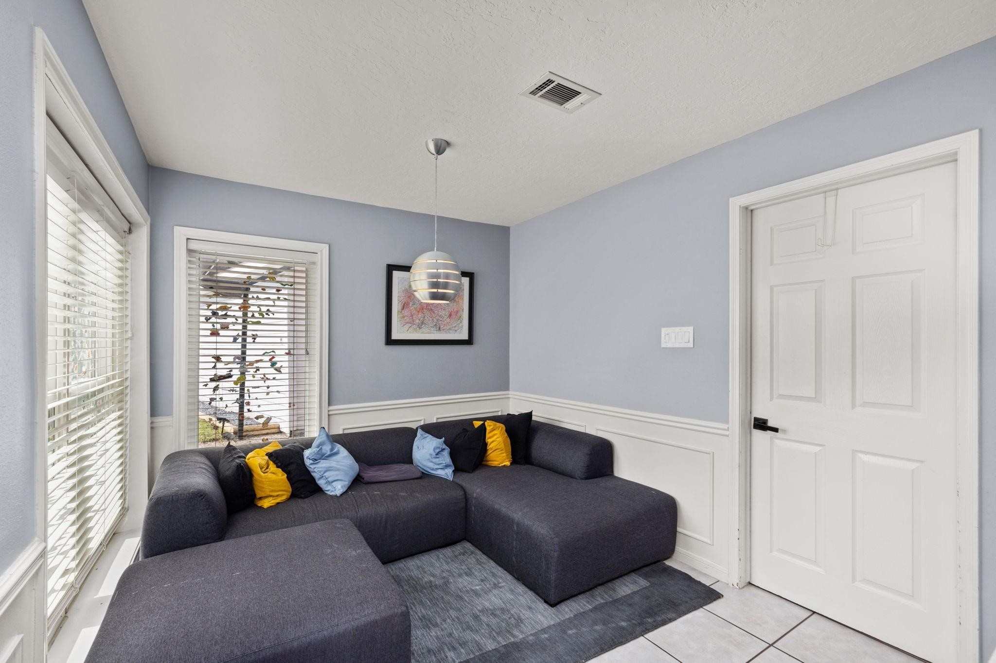 827 Thicket Lane Houston, TX 77079 - Photo 10 of 31 a living room with furniture and a window
