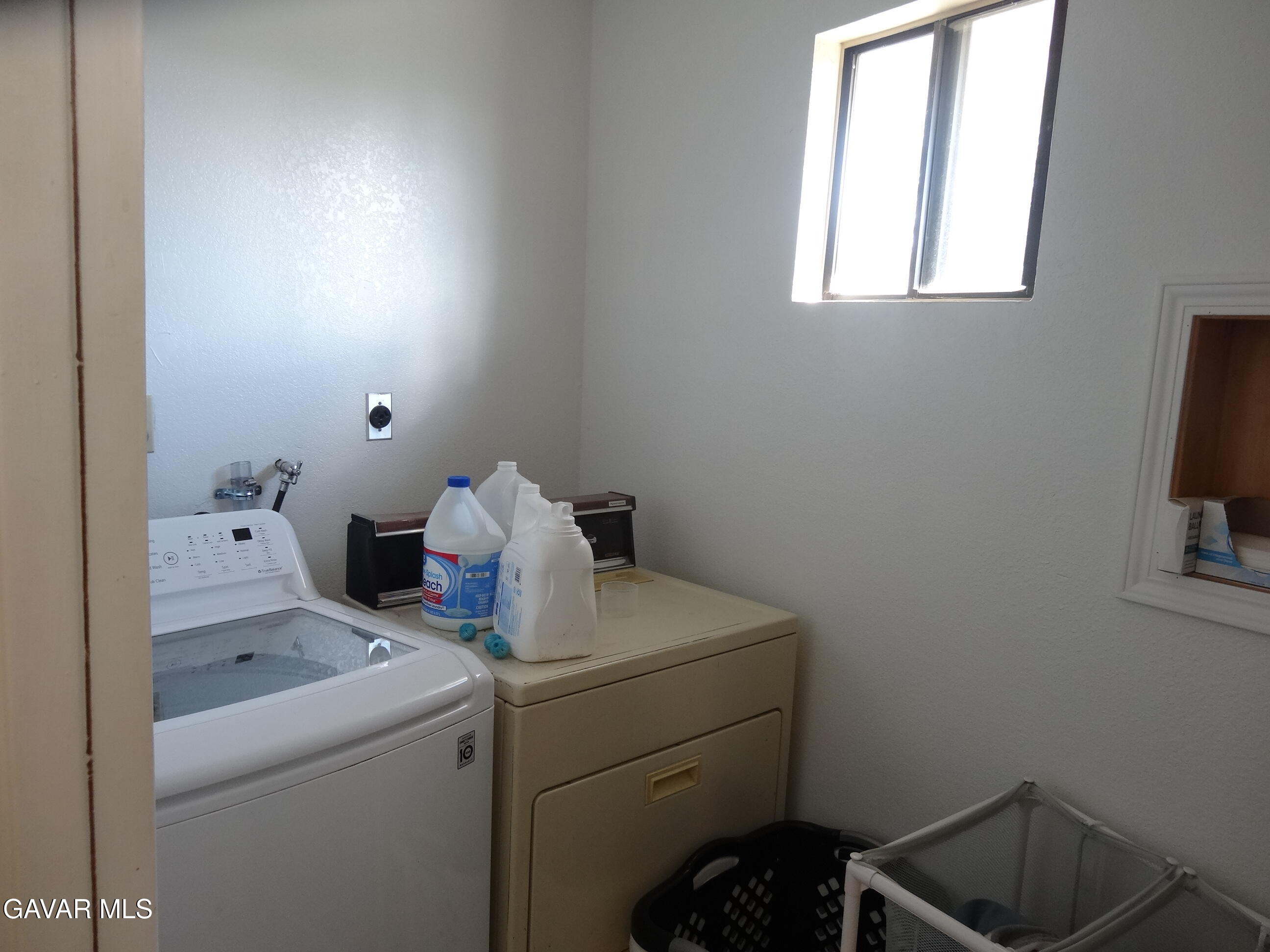 9425 Tanganda Road Tehachapi, CA 93561 - Photo 18 of 23 a utility room with dryer and washer