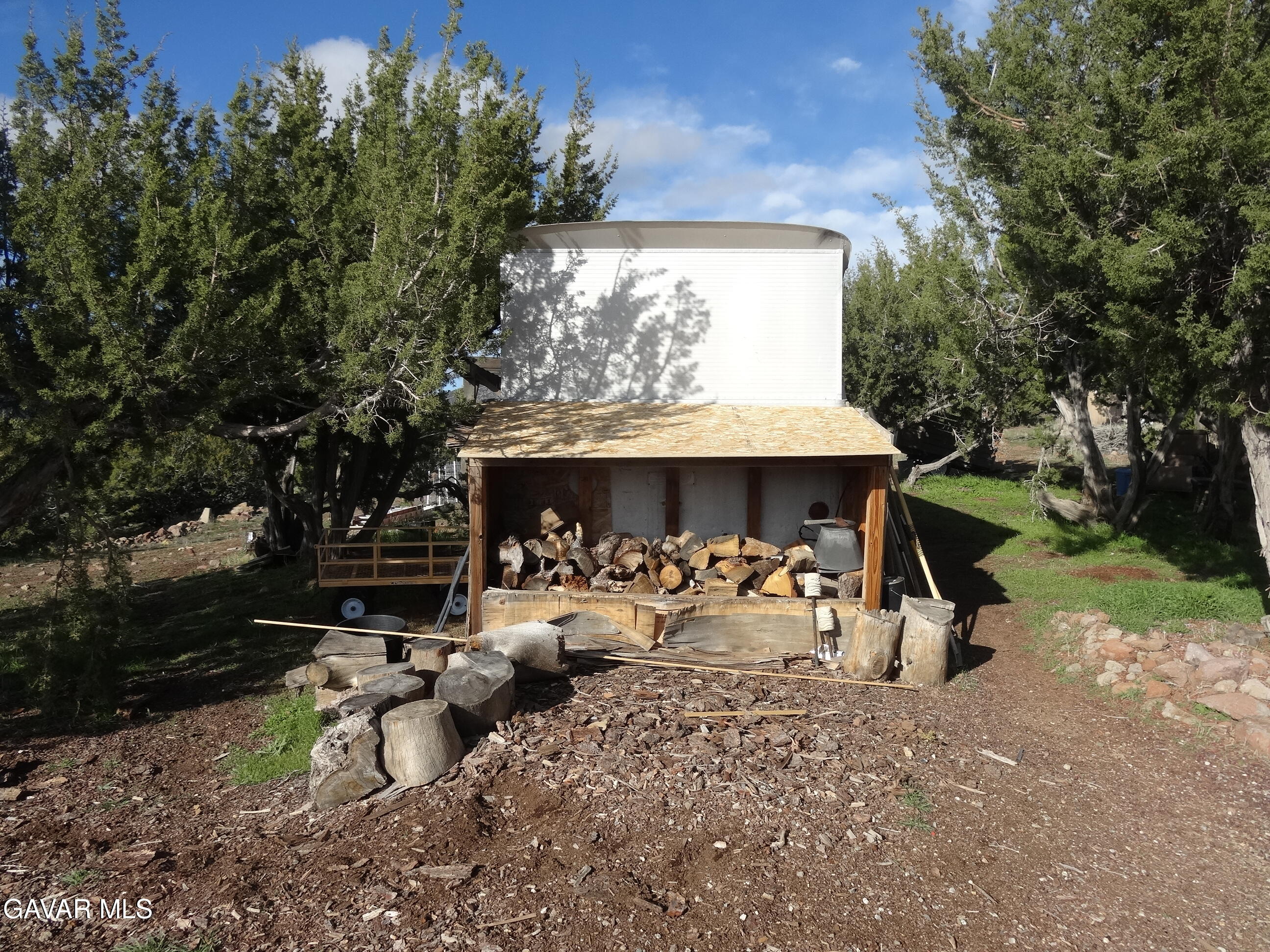 9425 Tanganda Road Tehachapi, CA 93561 - Photo 19 of 23 a view of a backyard with a sitting area and furniture