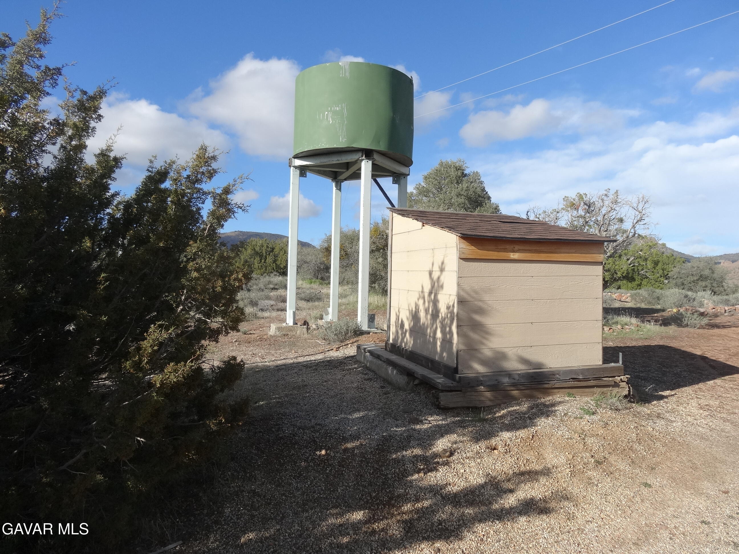 9425 Tanganda Road Tehachapi, CA 93561 - Photo 22 of 23 a view of a house with a yard