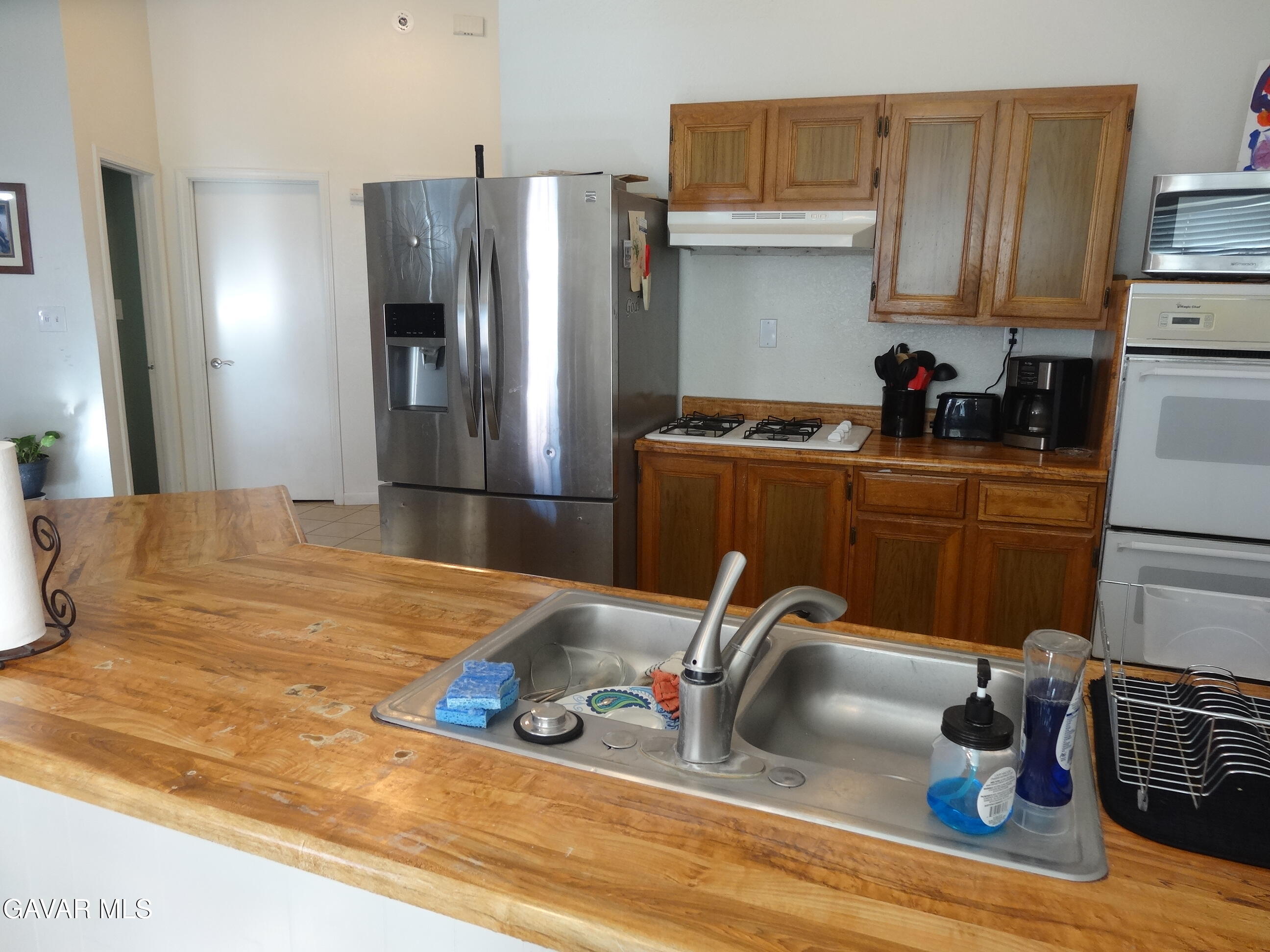 9425 Tanganda Road Tehachapi, CA 93561 - Photo 10 of 23 a kitchen with a sink appliances and cabinets