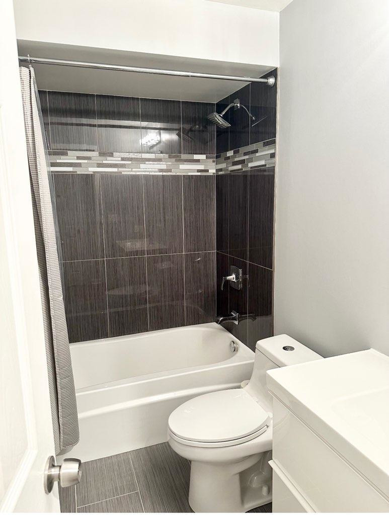 491 McHenry Road, Unit 3A Wheeling, IL 60090 - Photo 6 of 17 a bathroom with a toilet and a bathtub