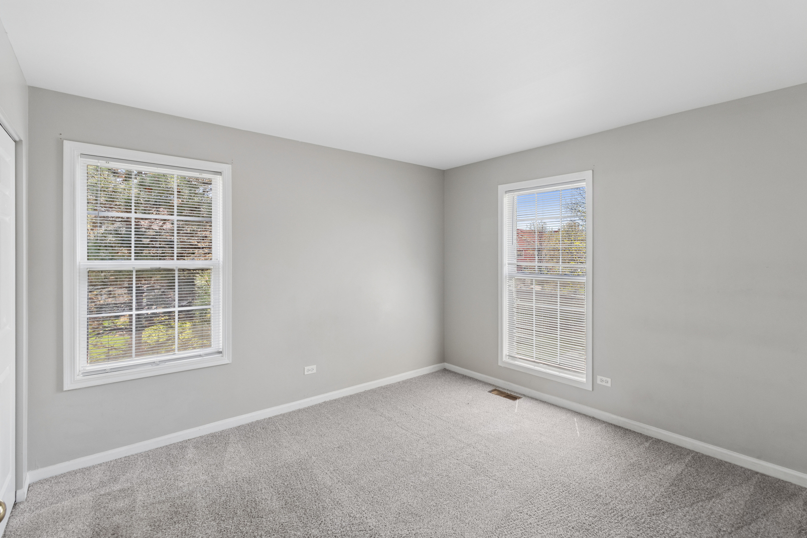 2075 Ivy Ridge Drive Hoffman Estates, IL 60192 - Photo 13 of 20 an empty room with windows