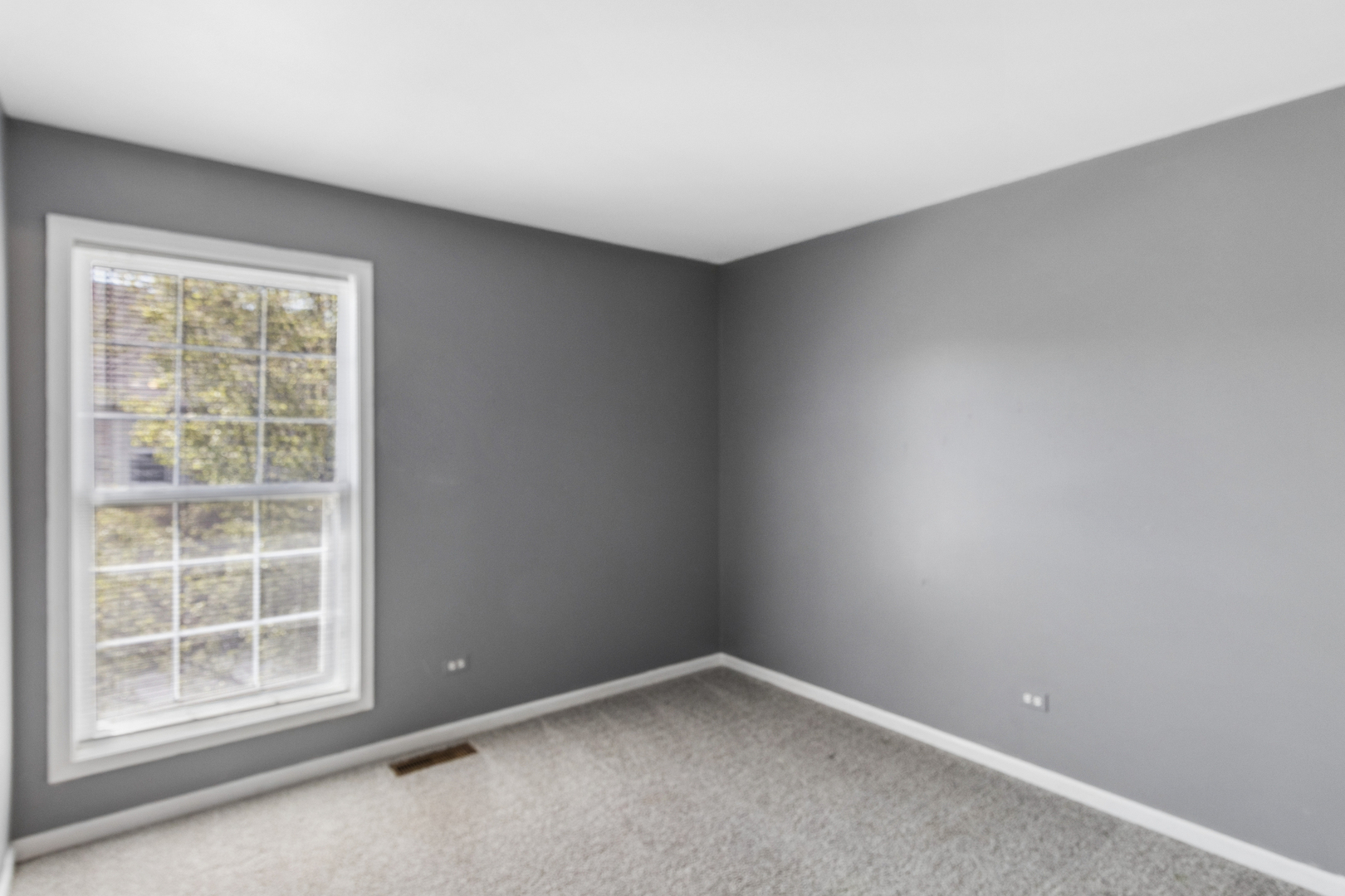 2075 Ivy Ridge Drive Hoffman Estates, IL 60192 - Photo 14 of 20 an empty room with a window