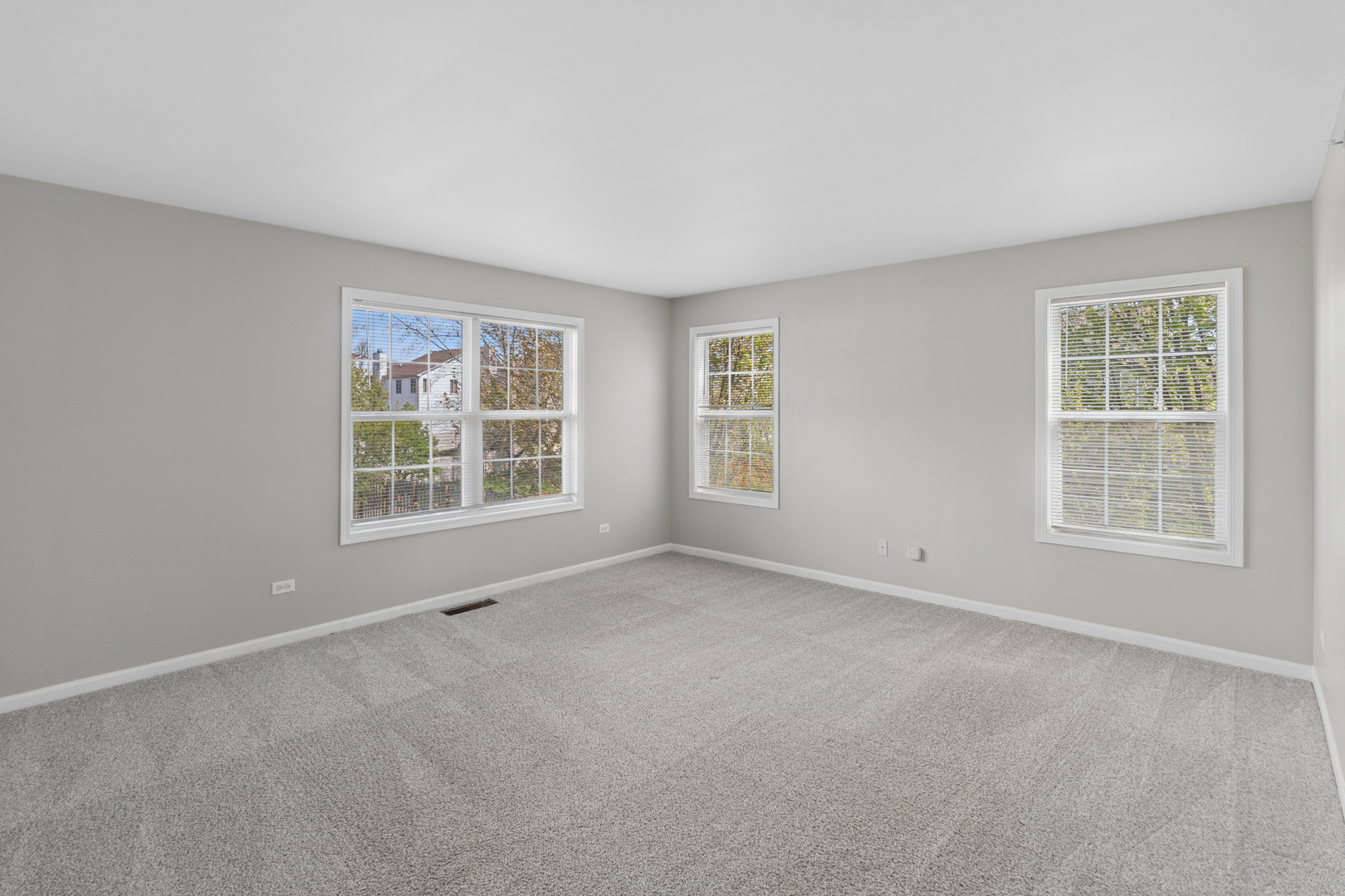 2075 Ivy Ridge Drive Hoffman Estates, IL 60192 - Photo 16 of 20 an empty room with windows