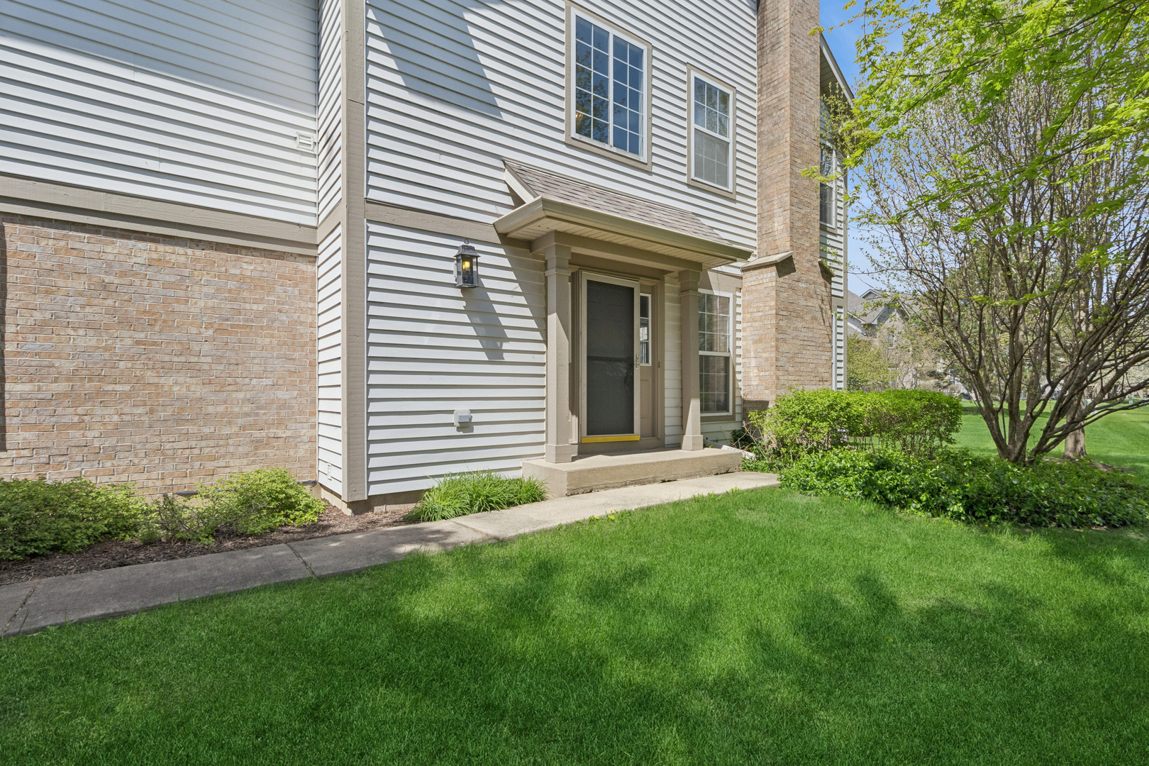 2075 Ivy Ridge Drive Hoffman Estates, IL 60192 - Photo 20 of 20 a view of a house with a yard and plants