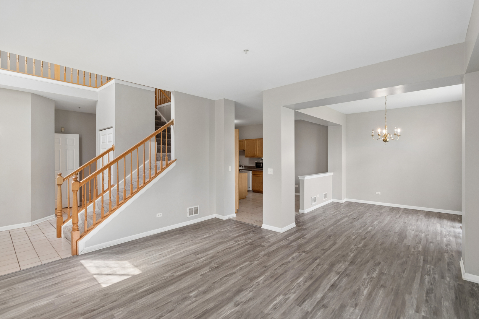 2075 Ivy Ridge Drive Hoffman Estates, IL 60192 - Photo 4 of 20 a view of an entryway with wooden floor