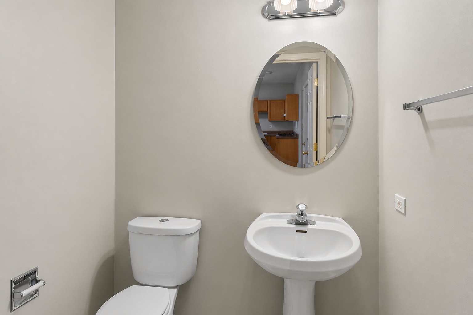 2075 Ivy Ridge Drive Hoffman Estates, IL 60192 - Photo 10 of 20 a bathroom with a toilet sink and mirror