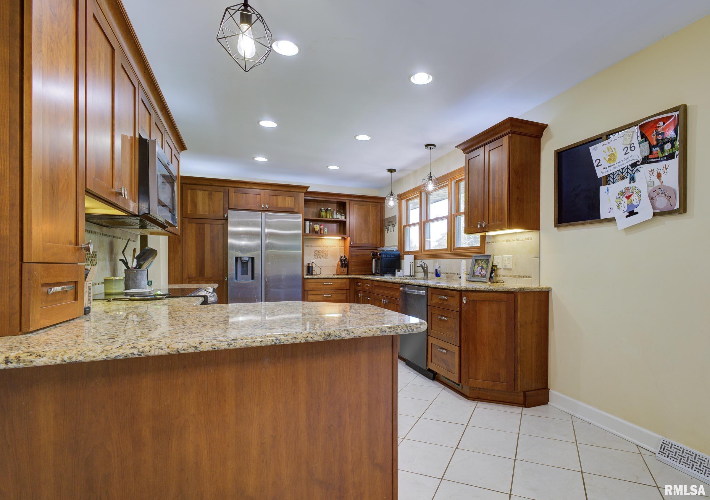 319 Robin Road Macomb, IL 61455 - Photo 9 of 34