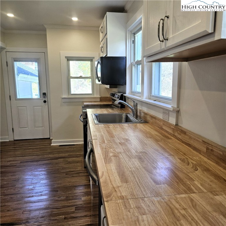 254 Green Street Boone, NC 28607 - Photo 14 of 48 a room with wooden floor and flat screen tv