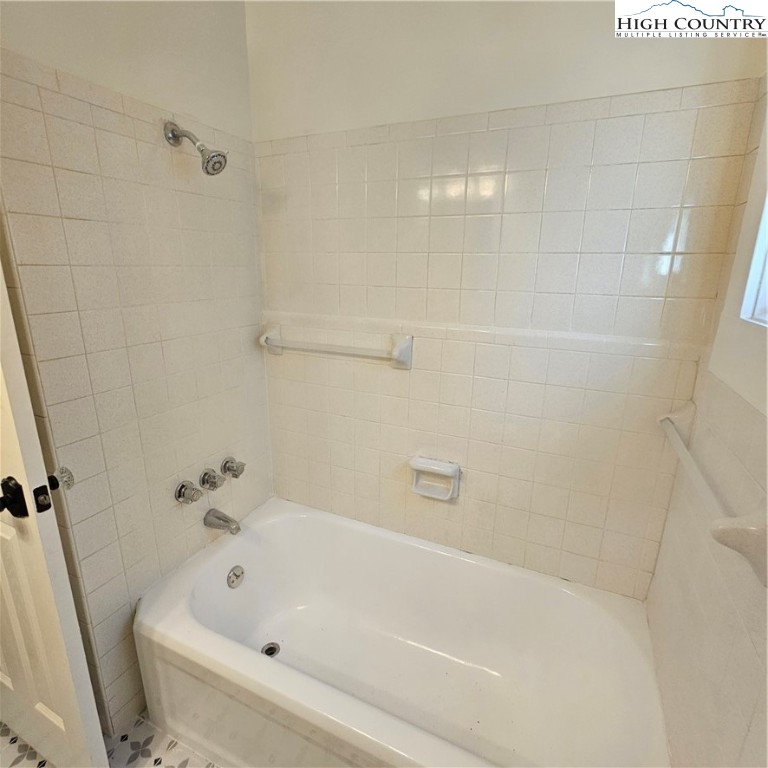 254 Green Street Boone, NC 28607 - Photo 31 of 48 a bathroom with a bathtub